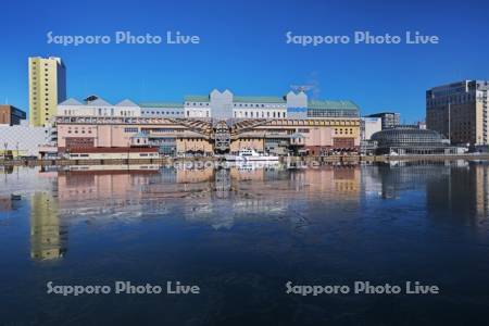 釧路フィッシャーマンズワーフMOOと釧路川の氷