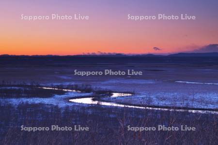 釧路川と釧路湿原の夕景
