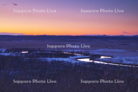 釧路川と釧路湿原の夕景