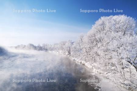 天塩川と樹氷とけあらし