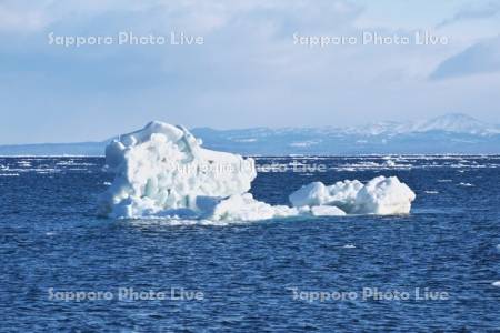 野付半島の流氷と国後島