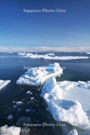 野付半島の流氷と国後島