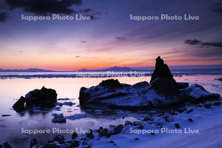 朝の天狗岩と国後島と流氷