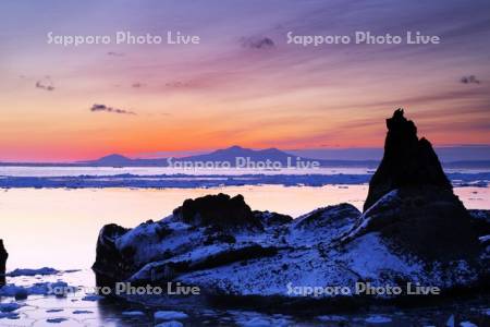 朝の天狗岩と国後島と流氷