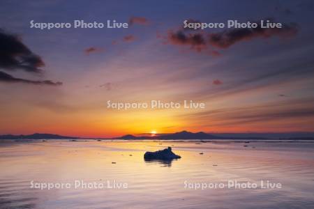 国後島と流氷と日の出