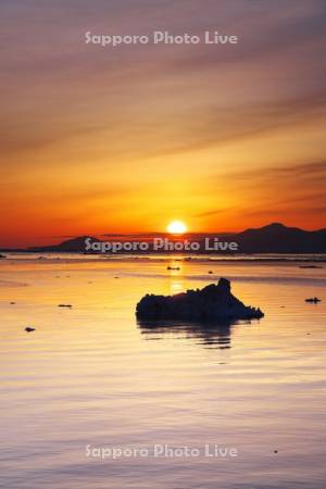 国後島と流氷と日の出
