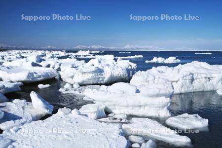 野付半島の流氷と根室海峡と知床連山