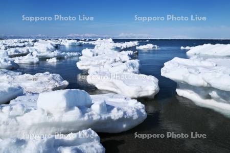 野付半島の流氷と根室海峡と知床連山