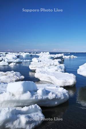 野付半島の流氷と根室海峡と知床連山