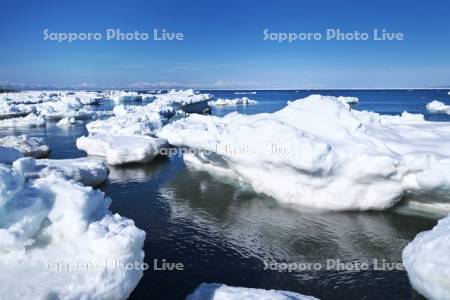野付半島の流氷と根室海峡と知床連山