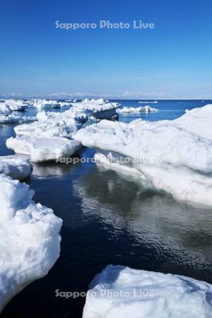 野付半島の流氷と根室海峡と知床連山