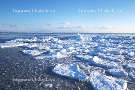 野付半島の流氷と国後島