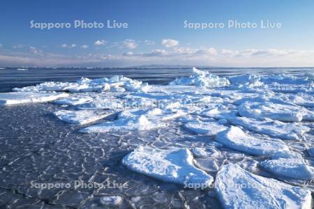 野付半島の流氷と国後島