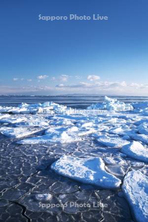 野付半島の流氷と国後島