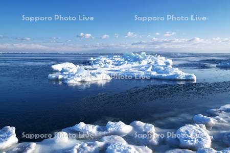 野付半島の流氷と国後島