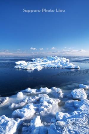 野付半島の流氷と国後島