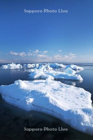 野付半島の流氷と国後島