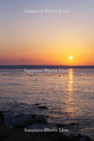 北方領土の日の出と流氷