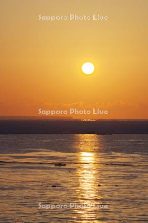 北方領土の日の出と流氷