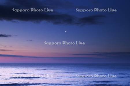 朝の海（太平洋）と三日月