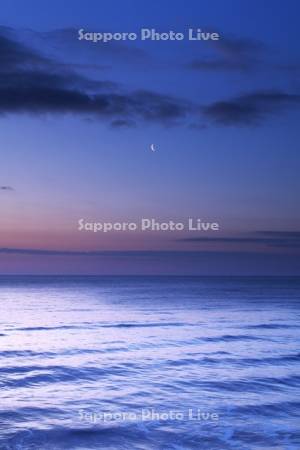 朝の海（太平洋）と三日月