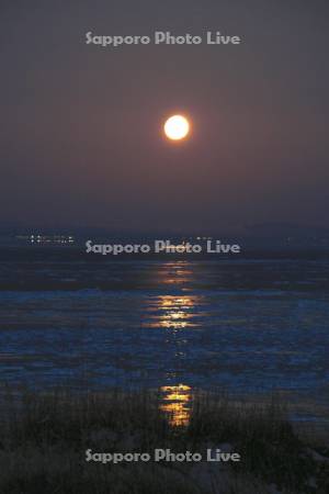 月と流氷
