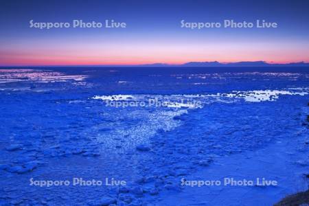 能取岬の朝の流氷と知床連山