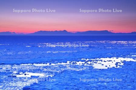 能取岬の朝の流氷と知床連山