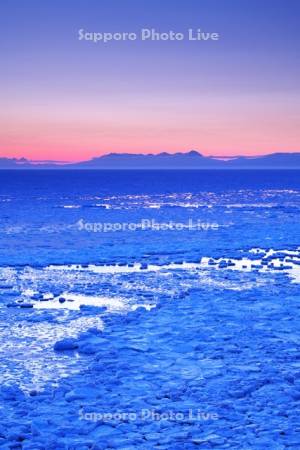 能取岬の朝の流氷と知床連山