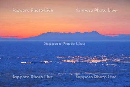 能取岬の朝と流氷と知床連山