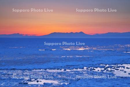 能取岬の朝と流氷と知床連山