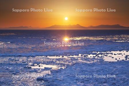 能取岬の日の出と流氷と知床連山