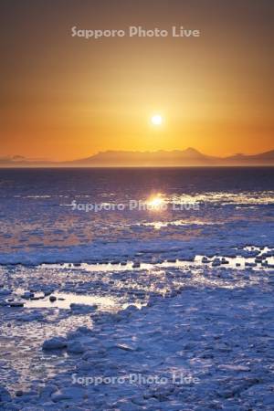 能取岬の日の出と流氷と知床連山