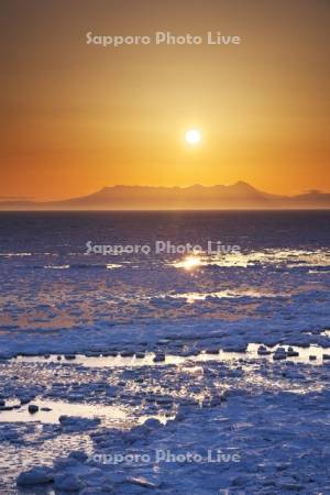 能取岬の日の出と流氷と知床連山