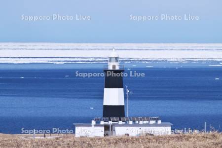 能取岬灯台とオホーツク海の流氷
