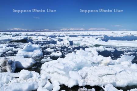 野付半島の流氷と知床連山