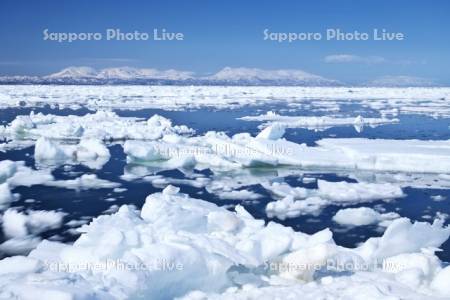 野付半島の流氷と知床連山