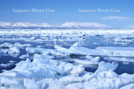 野付半島の流氷と知床連山
