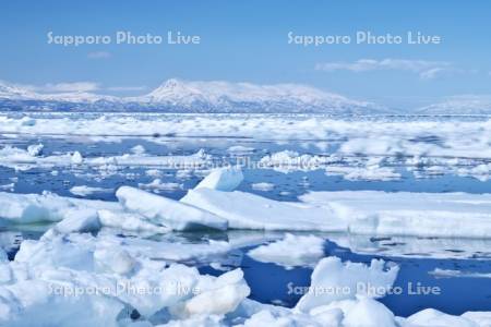 野付半島の流氷と知床連山