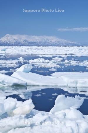 野付半島の流氷と知床連山