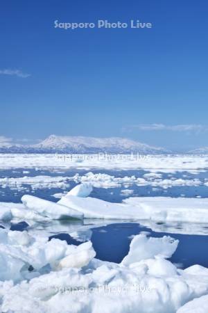 野付半島の流氷と知床連山