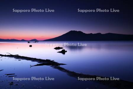 支笏湖の朝と風不死岳