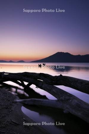 支笏湖の朝と風不死岳