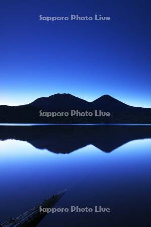 オンネトーの朝と雌阿寒岳(左)と阿寒富士(右)