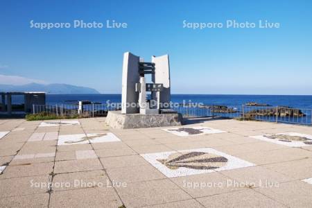 黄金岬の波濤の門と日本海