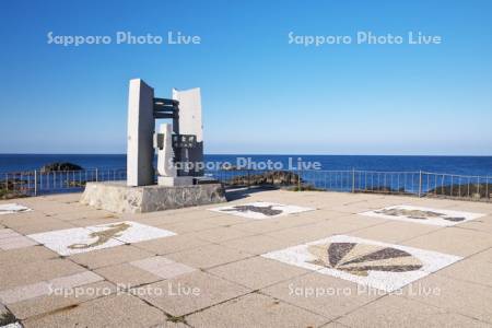 黄金岬の波濤の門と日本海