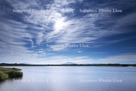 涛沸湖と斜里岳