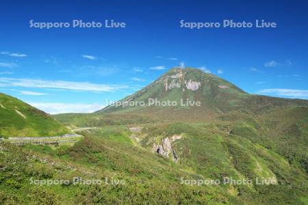 羅臼岳と知床峠（左）