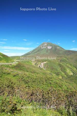 羅臼岳と知床峠（左）