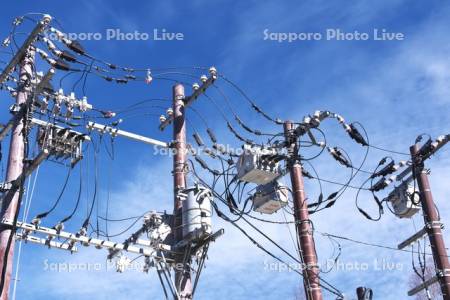 電柱と柱上変圧器（トランス）